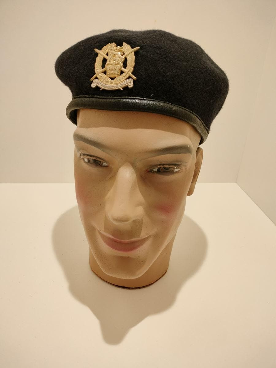 ヴィンテージ英国製ブラックベレー帽と陸軍創設カレッジバッジ - 本物