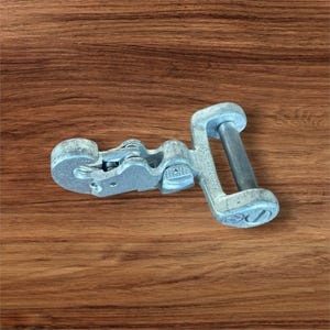 Puede incluir: Un cortador de tubos plateado con un mango y un mecanismo de corte ajustable. La herramienta está diseñada para cortar tuberías y tubos. El cortador es de metal y tiene una construcción robusta.