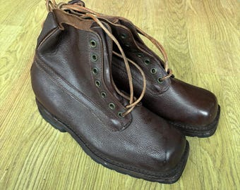 Bottes militaires suédoises vintage cuir brun Tretorn cloutées  M59/M62