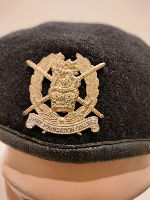ヴィンテージ英国製ブラックベレー帽と陸軍創設カレッジバッジ - 本物