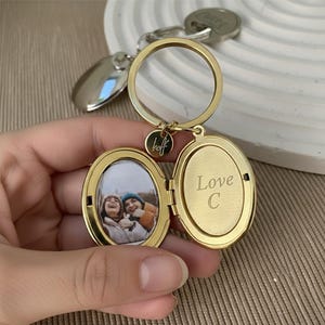 Picture Locket Keychain, Photo Gif, Memorial Bag Charm, Personalized Engraved Heart Keychain,  Family Photo Keychain