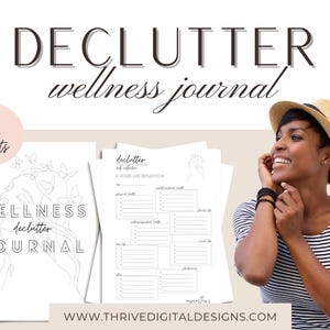Op de afbeelding: Een wellness journal met de tekst "DECLUTTER wellness journal" en "WELLNESS declutter JOURNAL" wordt weergegeven. Het journaal bevat 11 vellen en een pagina met de tekst "declutter self reflection". Een vrouw met een hoed en gestreept shirt glimlacht.