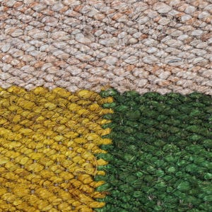 Pode incluir: Um tapete tecido com um padr&atilde;o diagonal em bege, amarelo e verde.