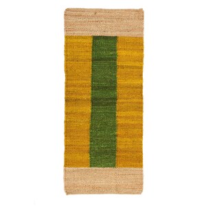 Pode incluir: Um tapete de juta longo e estreito com uma faixa verde no centro e faixas amarelas de cada lado.