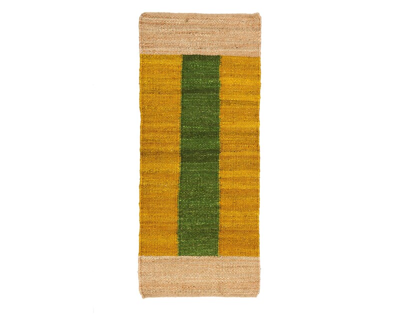 Pode incluir: Um tapete de juta longo e estreito com uma faixa verde no centro e faixas amarelas de cada lado.