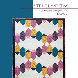 Puede incluir: Un patrón de colcha llamado "String Lanterns" de Meghan Morris. La colcha está hecha en tamaño cuna o manta y presenta un diseño geométrico con tela morada, rosa, azul verdoso y amarilla.