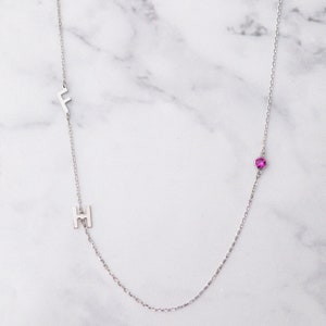 Collar con inicial de piedra natal lateral de 14 quilates, piedra natal de circonita cúbica personalizada para la familia, regalo para el día de la madre