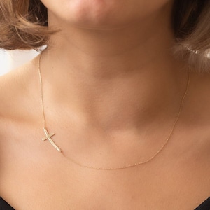Collar con cruz curvada lateralmente en oro macizo de 14 quilates y 18 quilates, delicado collar con cruz curvada lateralmente en el centro o descentrada para mujer, regalo para ella