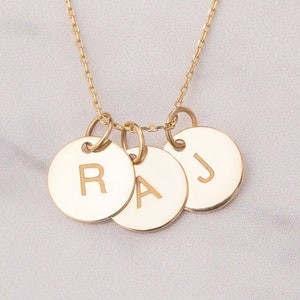 Collar con disco inicial diminuto en oro macizo real de 14 quilates y 18 quilates: regalos personalizados para madres con discos con iniciales para niños personalizados: ideas de regalos para mamá