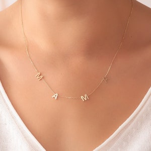 Collar con inicial lateral de oro macizo de 14 quilates o 18 quilates, collar con nombre y letra personalizado, gargantilla con letras personalizadas, regalo para ella, regalo para mamá
