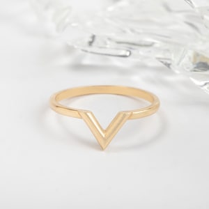 14K or 18K Real Gold Chevron Ring, Dainty V Shape Ring, Curved Stacking Ring, Minimalist Chevron V Ring, Stacking Ring, Classy Wedding Band