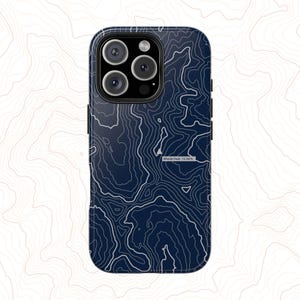 Op de afbeelding: Een marineblauwe telefoonhoes met een wit topografisch kaartontwerp. De hoes heeft een glanzende afwerking en een rechthoekige vorm met afgeronde hoeken. De tekst "Wheeler Peak - 4.013 m" is zichtbaar.