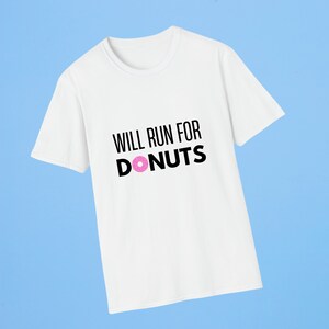 Könnte beinhalten: Weißes T-Shirt mit dem Text "WILL RUN FOR DONUTS" in Schwarz mit einem rosafarbenen Donut-Motiv.