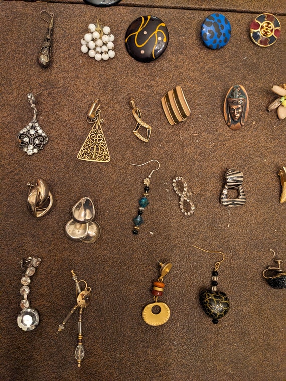Vintage Lot of 75 Craft SINGLE Earrings Clip on B… - image 10