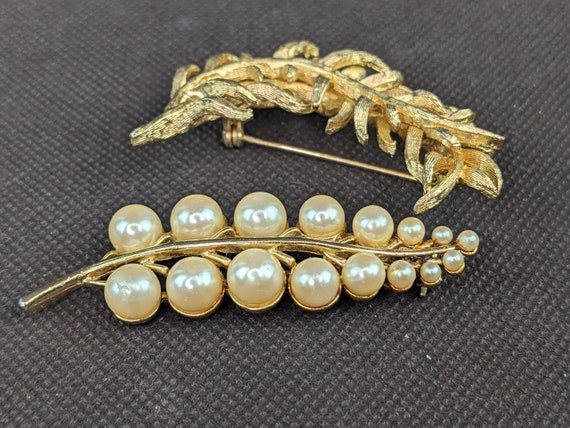 Vtg Lot of 2 Gold Tone Faux Pearl Leaf Laurel Fea… - image 4