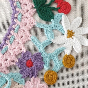 Col au crochet fleuri coloré image 4