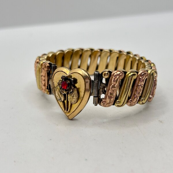 Beautiful Lustern made in USA 1940/50s sweet heart strech bracelet