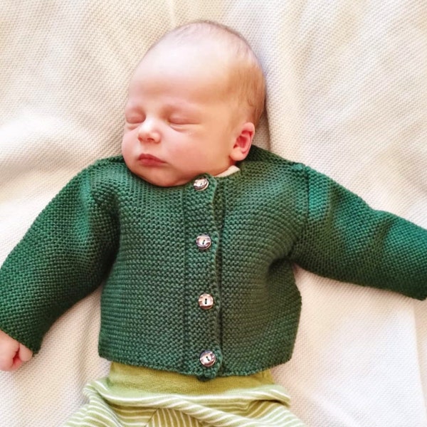 Strickjacke für Neugeborene und Babies aus 100% feinster Merinowolle - Das perfekte Geschenk zur Geburt - Farbe: Fichte