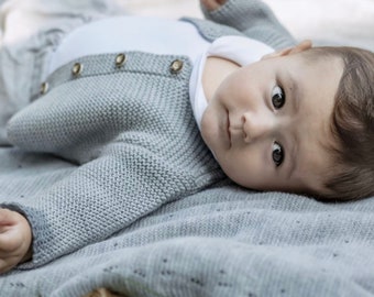 Strickjacke für Neugeborene und Babies aus 100% feinster Merinowolle - Das perfekte Geschenk zur Geburt - Farbe: Dolomit