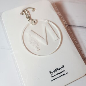 Gegraveerde sleutelhanger met bloemenmonogram, gepersonaliseerde sleutelhanger bloem, elegant gegraveerd acryl, op maat gemaakte sleutelhanger met bloemenletter