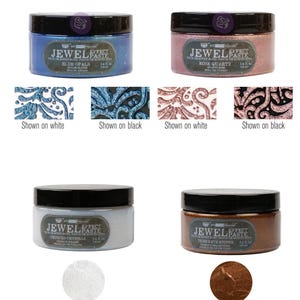 Pode incluir: Quatro frascos de pasta de efeito Jewel em diferentes cores: Opalas azuis, Quartzo rosa, Cristais esmagados e Pedras de olho de tigre. Cada frasco é de 3,4 fl oz.