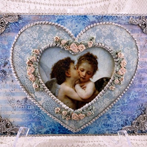 Targa da parete a forma di cuore con angeli Cupido in stile shabby chic, realizzata a mano con tecnica mista, quadro decorativo per la casa con angeli dell&#39;amore, targa con cuore blu in HDF tagliato al laser