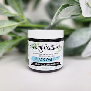 Pu&ograve; includere: Un barattolo di smalto anticante Paint Couture Black Walnut. Il barattolo ha un coperchio bianco e un'etichetta nera con il nome del prodotto a caratteri grandi e in grassetto. L'etichetta include anche il testo "Pittura eccezionale per mobili e armadi" e "Smalto a doppio uso e macchia semi-gel". Il barattolo contiene 118 ml.