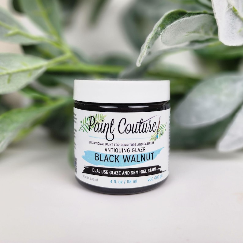 Pu&ograve; includere: Un barattolo di smalto anticante Paint Couture Black Walnut. Il barattolo ha un coperchio bianco e un'etichetta nera con il nome del prodotto a caratteri grandi e in grassetto. L'etichetta include anche il testo "Pittura eccezionale per mobili e armadi" e "Smalto a doppio uso e macchia semi-gel". Il barattolo contiene 118 ml.