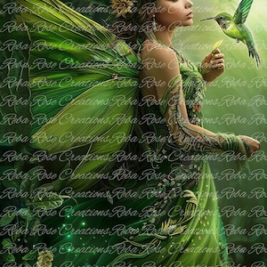 Könnte beinhalten: Digitaldruck einer Fee mit grünen Flügeln und Kleid, mit einem Kolibri in der Nähe. Das Bild hat ein Fantasy-Thema und einen üppigen grünen Hintergrund. Die Fee trägt einen Blumenkranz.