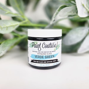 Pu&ograve; includere: Un barattolo di vernice anticante "Paint Couture" Verde Green. L'etichetta include il testo "Exceptional Paint for Furniture and Cabinets" e "Dual Use Glaze and Semi-Gel Stain". Il barattolo contiene 118 ml di vernice.