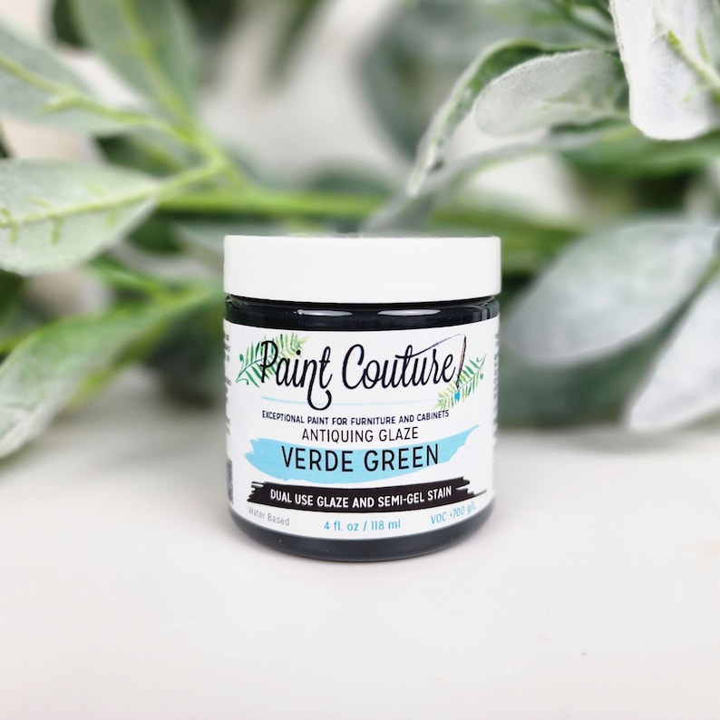 Pu&ograve; includere: Un barattolo di vernice anticante "Paint Couture" Verde Green. L'etichetta include il testo "Exceptional Paint for Furniture and Cabinets" e "Dual Use Glaze and Semi-Gel Stain". Il barattolo contiene 118 ml di vernice.