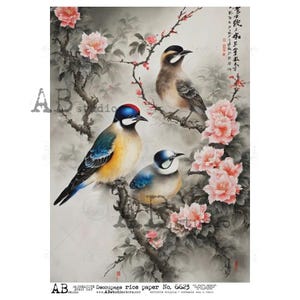 Könnte beinhalten: Drei Vögel sitzen auf einem Ast eines blühenden Baumes. Die Vögel sind ein blauer und gelber Vogel mit rotem Kopf, ein blauer und grauer Vogel und ein brauner Vogel. Der Baum hat rosa Blüten.