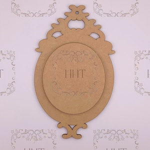 Op de afbeelding: Een ovaal houten frame met een decoratief ontwerp. Het frame heeft een uitsparing aan de bovenkant en een decoratieve basis. Het frame is onbehandeld en klaar om te worden geverfd of beitsen.