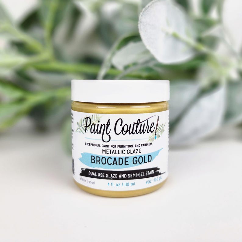 Pu&ograve; includere: Un barattolo di vernice smaltata metallizzata Paint Couture Brocade Gold. L'etichetta recita "Vernice eccezionale per mobili e armadi". Il barattolo contiene 118 ml di vernice a base d'acqua. Il barattolo ha un coperchio bianco e vernice dorata.