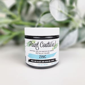 Pu&ograve; includere: Un barattolo da 118 ml di smalto metallizzato Paint Couture in Zinco. L'etichetta presenta il marchio, i dettagli del prodotto e un banner azzurro. La vernice &egrave; una vernice a doppia azione e una macchia semi-gel, a base d'acqua.