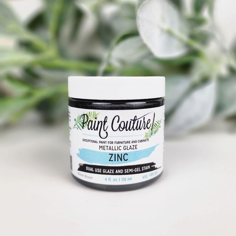 Pu&ograve; includere: Un barattolo da 118 ml di smalto metallizzato Paint Couture in Zinco. L'etichetta presenta il marchio, i dettagli del prodotto e un banner azzurro. La vernice &egrave; una vernice a doppia azione e una macchia semi-gel, a base d'acqua.