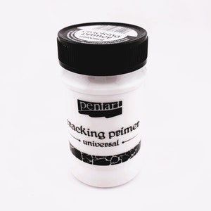 May include: A white plastic bottle of Pentart Cracking Primer Universal. The bottle has a black lid and a black and white label with the product name and brand logo. The product is designed for art and craft projects.