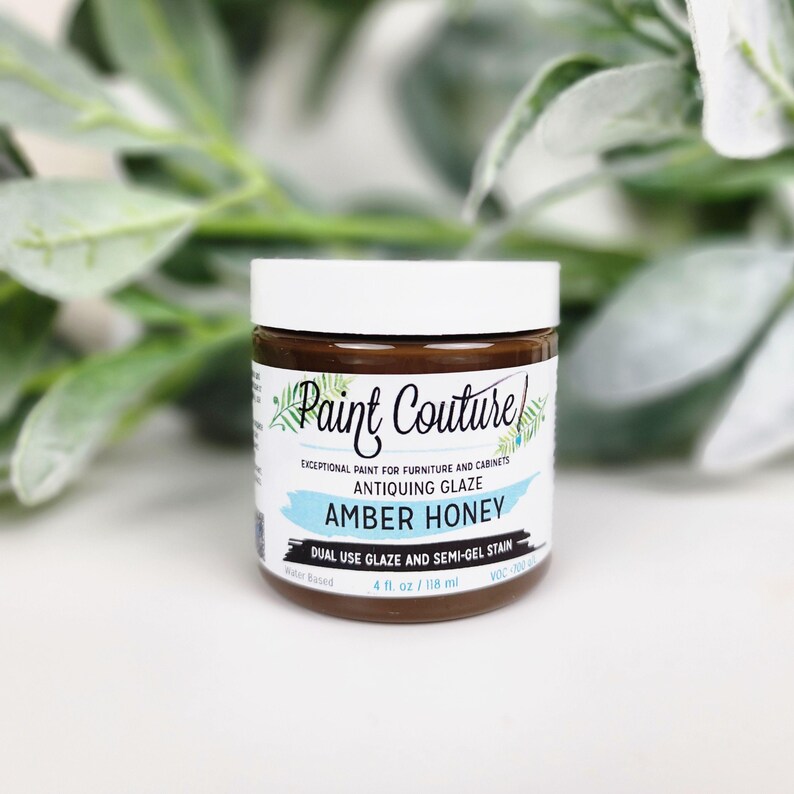 Pu&ograve; includere: Un barattolo di vernice anticante "Paint Couture" Amber Honey. L'etichetta presenta il nome del marchio, i dettagli del prodotto e uno striscione azzurro. Il barattolo contiene una sostanza marrone gelatinosa ed &egrave; di 118 ml.