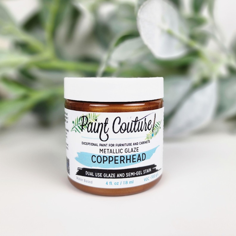 Pu&ograve; includere: Un barattolo di smalto metallico Copperhead di Paint Couture, uno smalto a doppio uso e una macchia semi-gel per mobili e armadi. Il barattolo &egrave; da 118 ml e ha un coperchio bianco. L'etichetta include il testo "Paint Couture" e "Copperhead".
