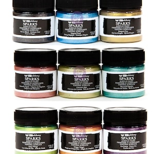 Puede incluir: Diez botellas de pintura acrílica de 1.7 fl oz con un acabado metálico. Cada botella tiene un color diferente y un nombre para el color. Los nombres son: Negro cuervo, Estanque mágico, Ojo de dragón, Hechizo de mariposa, Pelo de unicornio, Brillo de sirena, Alas de hada, Magia de jengibre, Poción de iris.