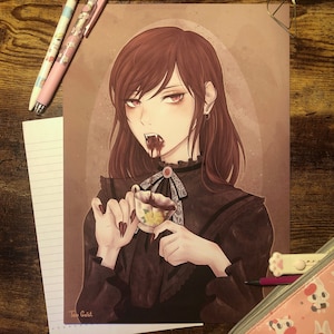 以下が含まれることがあります： 黒い髪と赤い目の女性のイラスト。黒いゴシック様式のドレスを着て、ティーカップを持っています。女性の口からは血が滴っています。このアートワークはヴィンテージな雰囲気です。