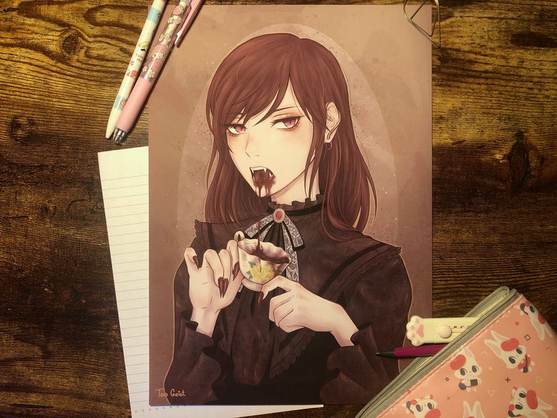 以下が含まれることがあります： 黒い髪と赤い目の女性のイラスト。黒いゴシック様式のドレスを着て、ティーカップを持っています。女性の口からは血が滴っています。このアートワークはヴィンテージな雰囲気です。