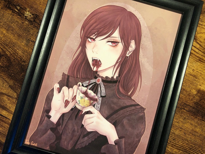 以下が含まれることがあります： 吸血鬼をテーマにしたイラストの額装アート。画像には、黒髪と赤い目の人物が、暗い液体が入ったティーカップを持っています。その人物は黒いドレスを着ており、口から血が滴っています。アートワークは黒いフレームに入っています。