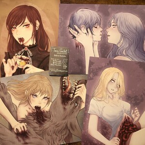 以下が含まれることがあります： ゴシックとファンタジーをテーマにしたアートプリントのコレクション。イラストは、吸血鬼、親密な肖像画、オオカミとのシーンなど、暗い美学を持つ人物を描いています。プリントは、ヴィンテージ感のある落ち着いた色使いです。