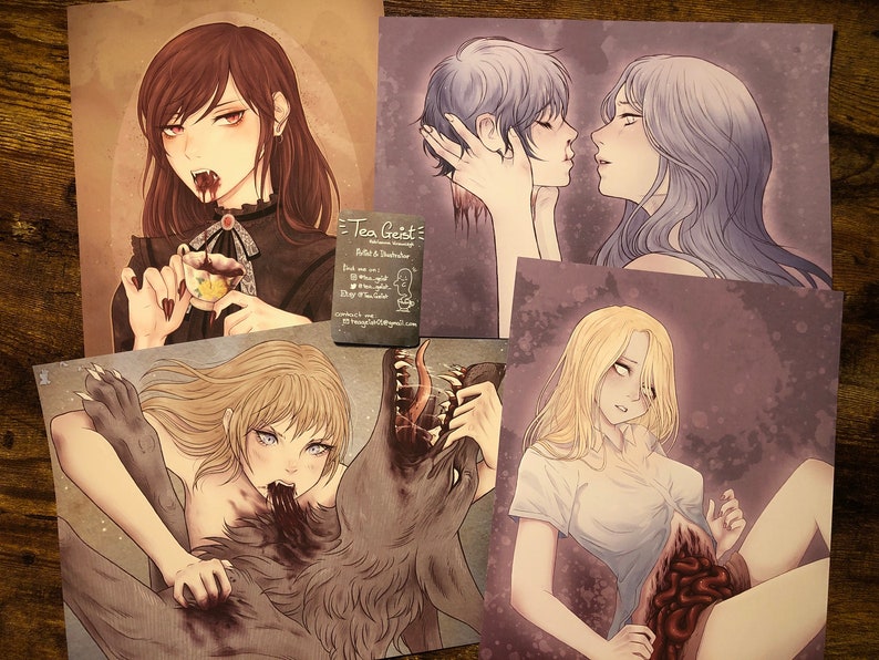 以下が含まれることがあります： ゴシックとファンタジーをテーマにしたアートプリントのコレクション。イラストは、吸血鬼、親密な肖像画、オオカミとのシーンなど、暗い美学を持つ人物を描いています。プリントは、ヴィンテージ感のある落ち着いた色使いです。