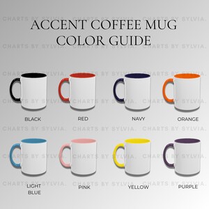 Pode incluir: Um guia de cores para canecas de café com detalhes. As canecas são brancas com interiores e alças coloridas. As cores incluem preto, vermelho, azul marinho, laranja, azul claro, rosa, amarelo e roxo. O texto na parte superior diz "ACCENT COFFEE MUG COLOR GUIDE."