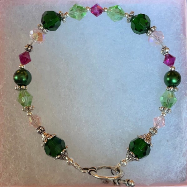 Pulsera de cristal Swarvoski verde bosque y rosa fucsia con detalles de perlas de agua dulce