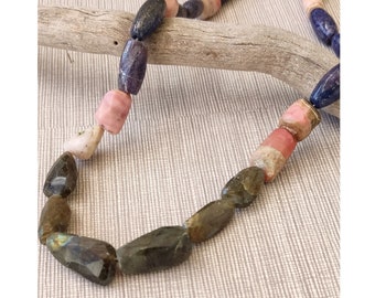 Collana da donna con perline naturali di labradorite e lapislazzuli