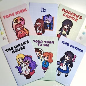 Op de afbeelding: Een verzameling van zes notitieboekjes met kleurrijke anime-stijl illustraties en titels waaronder "Yume Nikki", "Ib", "Mogeko's Castle", "The Witch's House", "Your Turn to Die" en "Mad Father". Elk notitieboek heeft een rasterachtergrond.