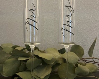 Custom Engraved Wedding Champagne Flutes – Bride and Groom Toasting Glasses – Personalized Mr and Mrs Gift – Wedding Keepsake